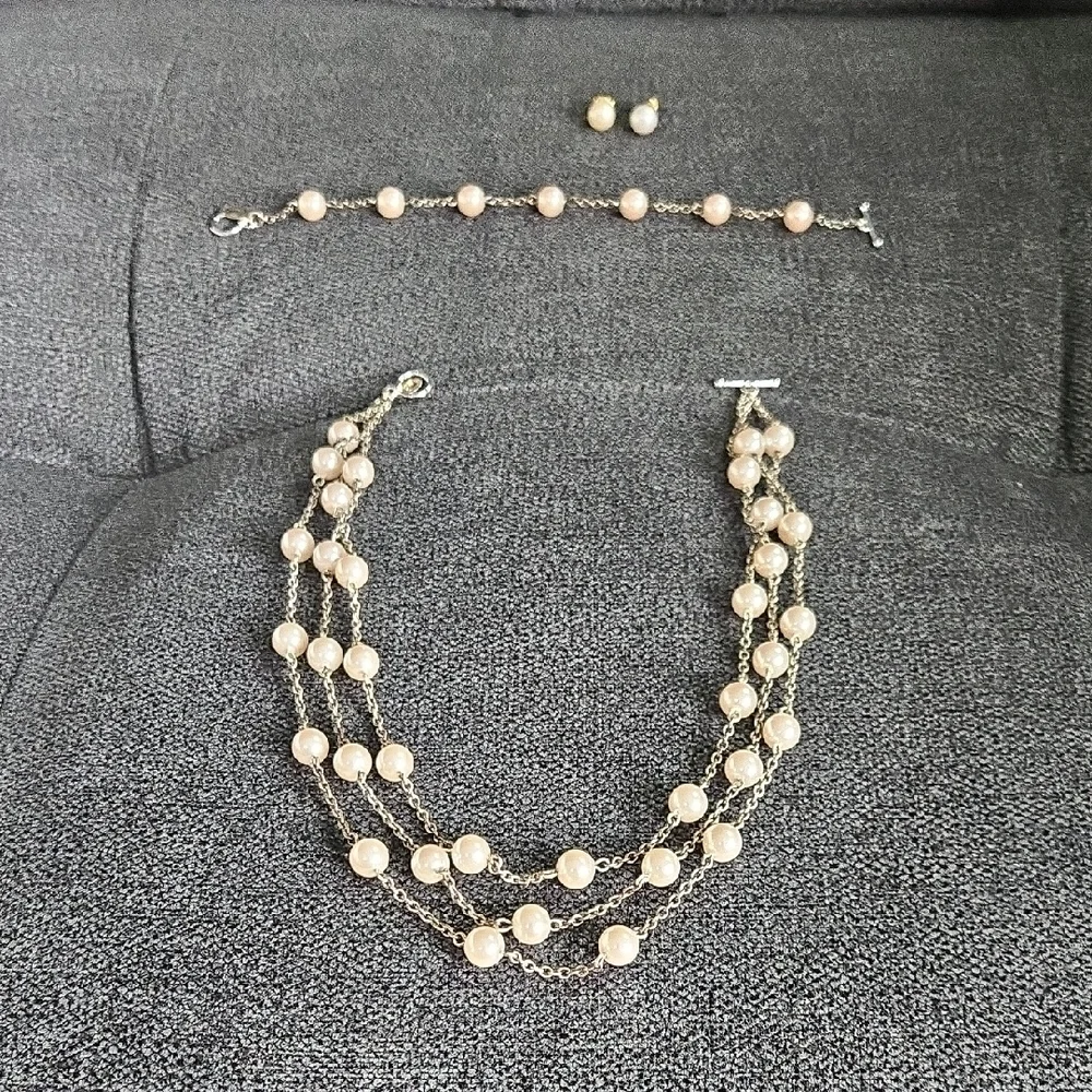 Carolee Cream and Silver Pearl Set, Necklace, Bracelet &‎ Earrings